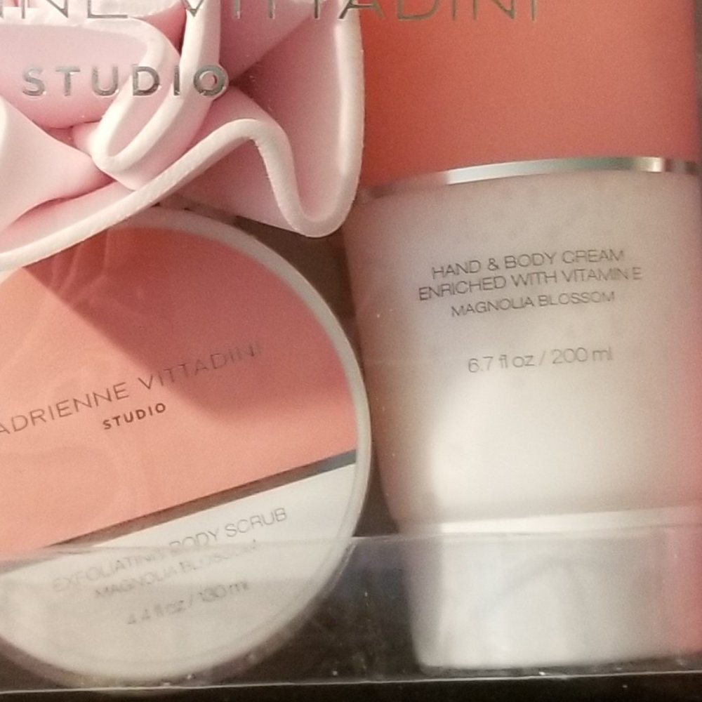 ๐ Adrienne Vittadini Studio - Bath and Body Kit - Picture 3 of 4
